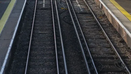 Kosovë, treni godet për vdekje një person në qytetin e Pejës