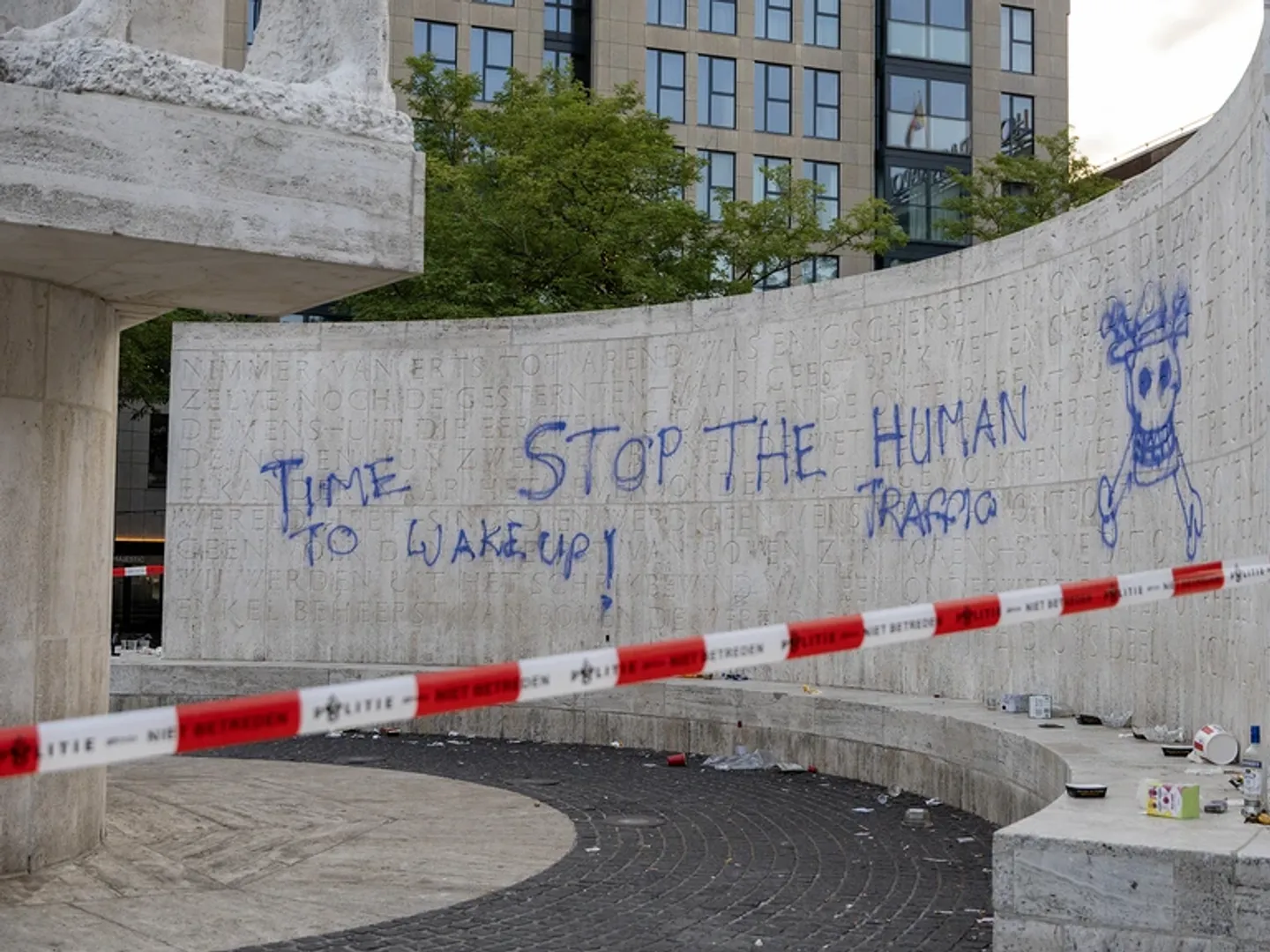 Een verdachte van bekladding Nationaal Monument blijft vastzitten