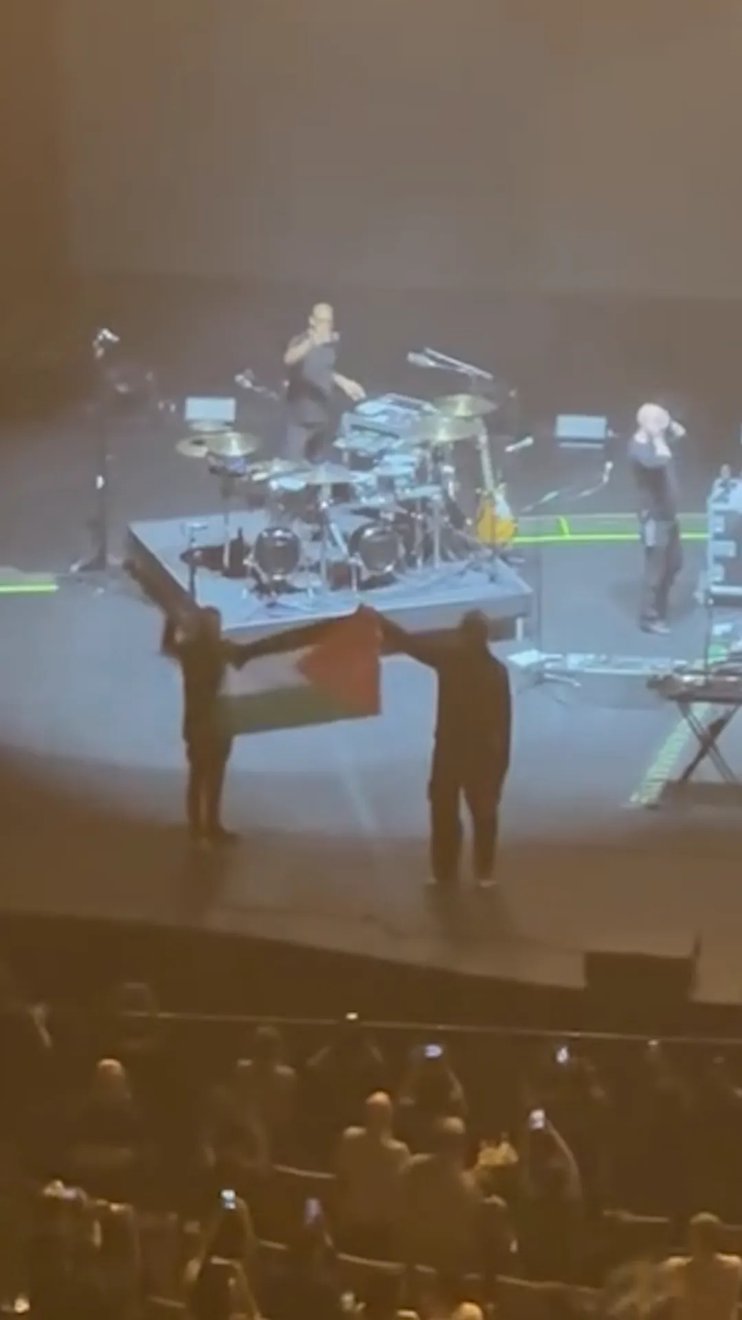 Singapura melarang band asal Inggris, Massive Attack, setelah menunjukkan bendera Palestina