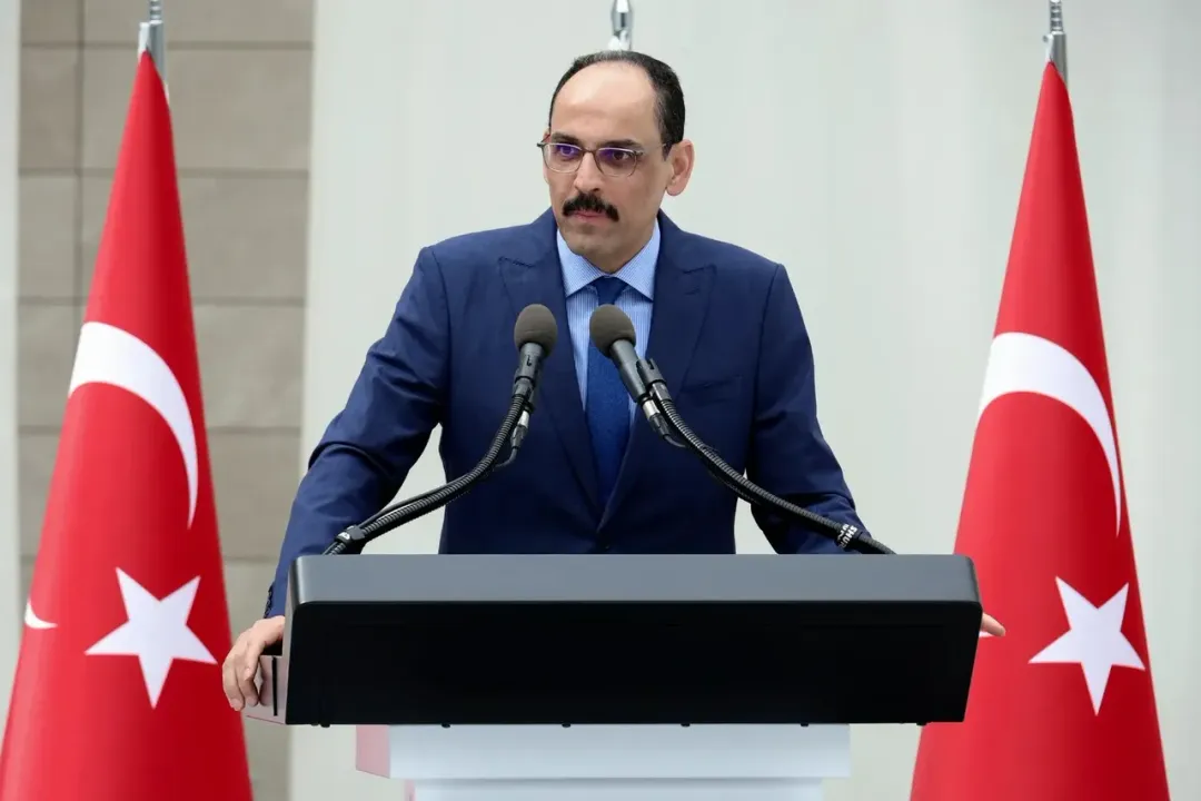 TRT عربي - قالن يلتقي وفداً من حماس برئاسة خليل الحية في إسطنبول ويؤكد وقوف تركيا إلى جانب غزة