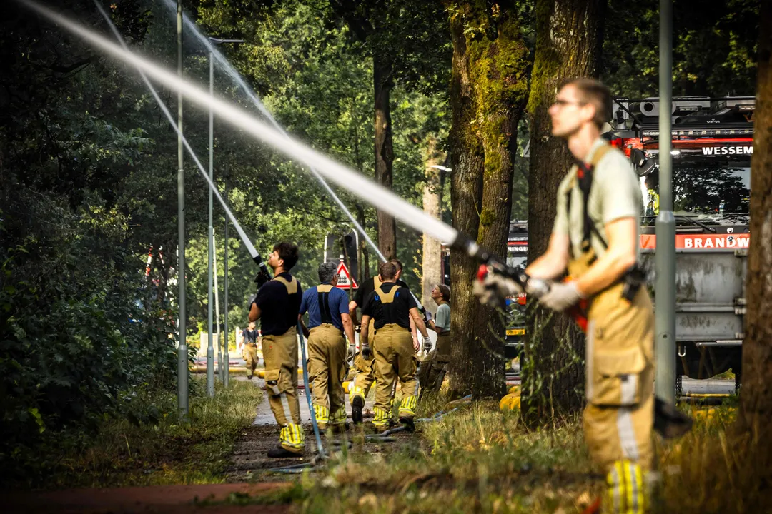 Grote natuurbrand in Noord-Limburg breidt zich uit: blussen duurt nog zeker 24 uur