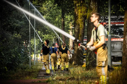 Grote natuurbrand in Noord-Limburg breidt zich uit: blussen duurt nog zeker 24 uur
