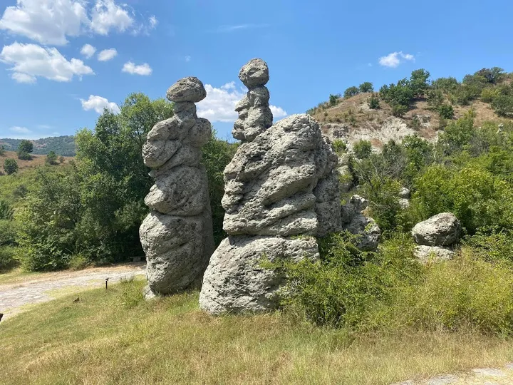 Притвор за жената што нелегално наплаќаше влез во локалитетот „Камени кукли“