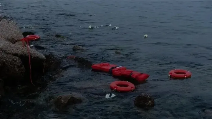 Anija me 160 emigrantë merr flakë gjatë përpjekjes për të kaluar Kanalin Anglez