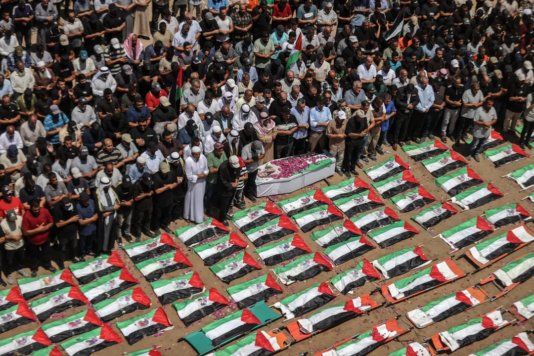 في أكبر جنازة.. غزة تشيع رفات 112 فلسطينياً قتلهم جيش الاحتلال قبل أكثر من عامين