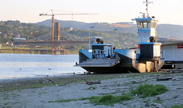 In Bulgaria, numerose navi stanno aspettando sul fiume Danubio a causa del basso livello dell'acqua