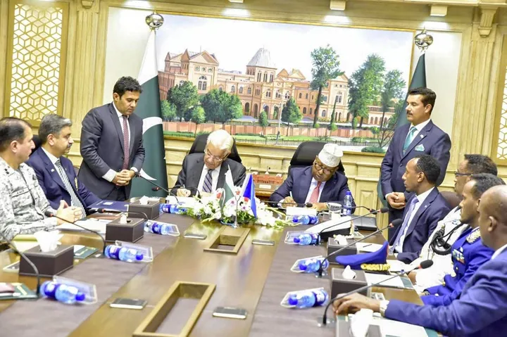 Soomaaliya iyo Pakistan oo Kala Saxiixday Is-afgarad Ku Saabsan Iskaashiga Difaaca