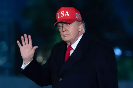 Трамп негира недостиг на клучна муниција и им се закани со затвор на „свиркачите“