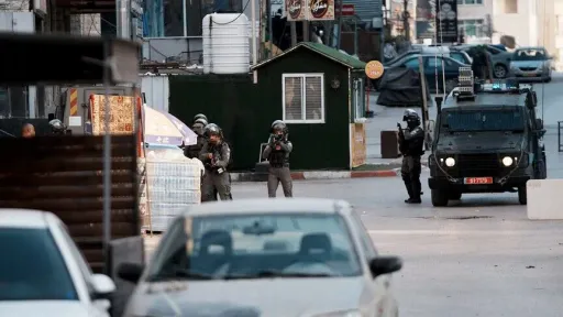 Forcat izraelite pushtojnë kampin e refugjatëve, qytetin në veri të Jeruzalemit të pushtuar