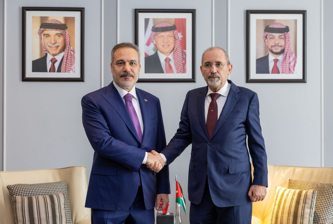 Kryediplomati turk takohet me homologët e tij jordanezë dhe algjerianë në Aman