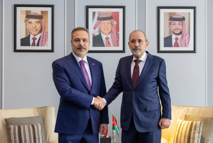 Le chef de la diplomatie turque rencontre ses homologues jordanien et algérien à Amman