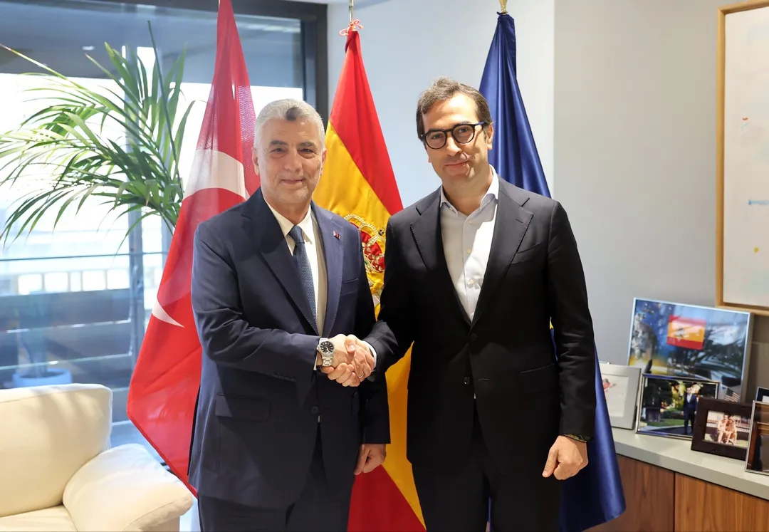 Vicepresidente de España recibe al ministro de Comercio de Türkiye para fortalecer lazos económicos