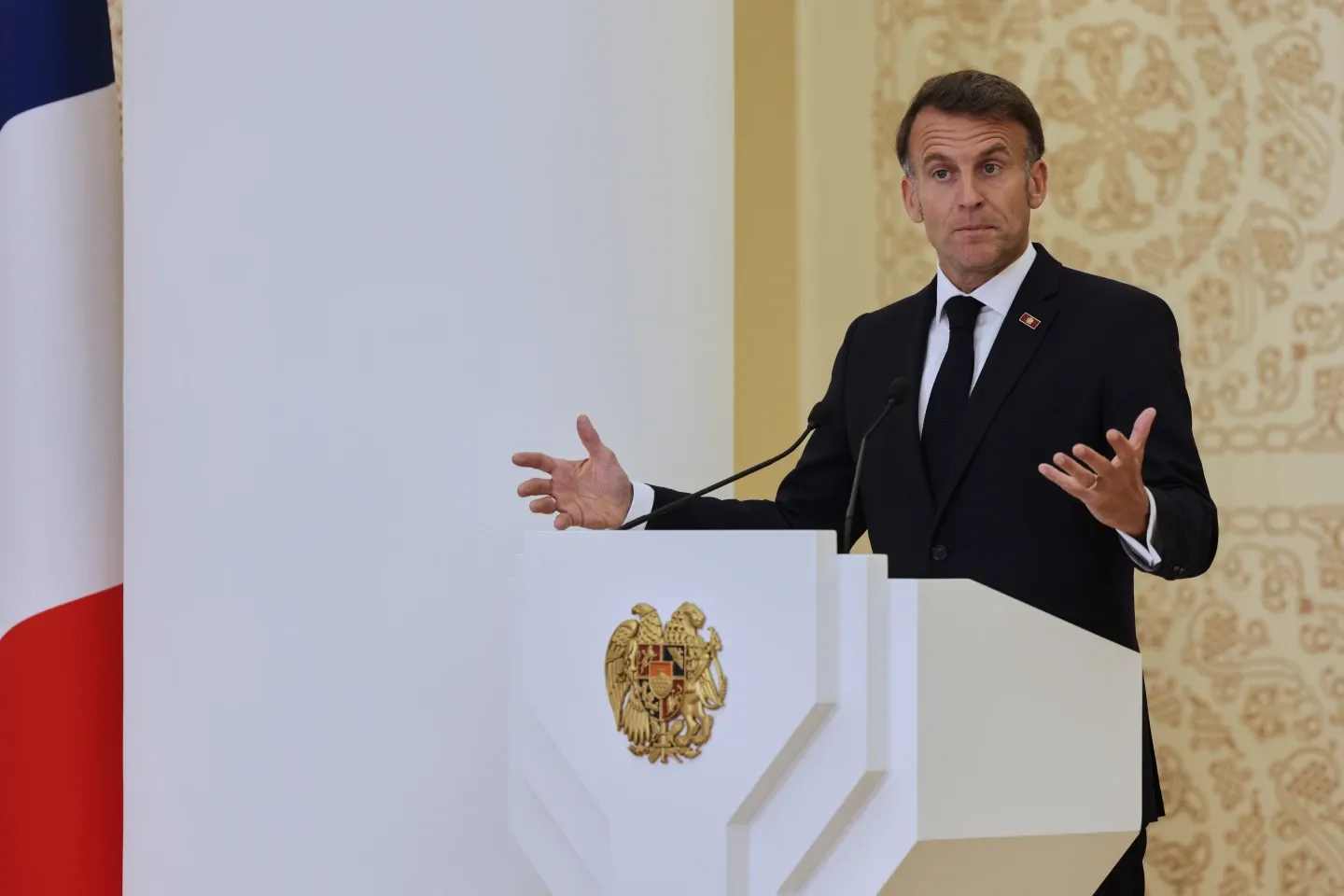 Макрон призвал усилить давление на Россию