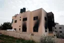 Pushtuesit izraelitë dogjën disa shtëpi dhe plagosën gjashtë palestinezë në Bregun Perëndimor