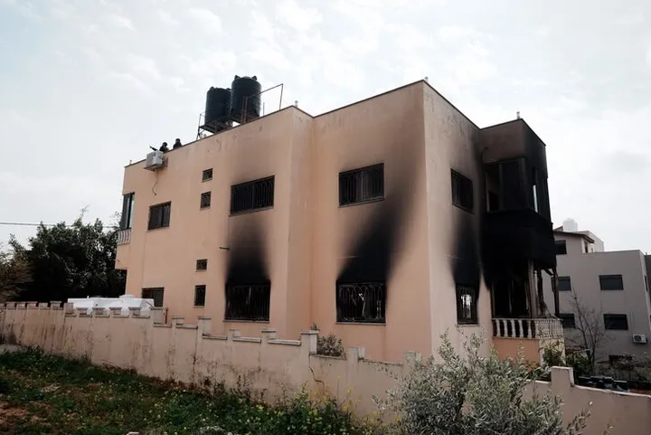 Pushtuesit izraelitë dogjën disa shtëpi dhe plagosën gjashtë palestinezë në Bregun Perëndimor