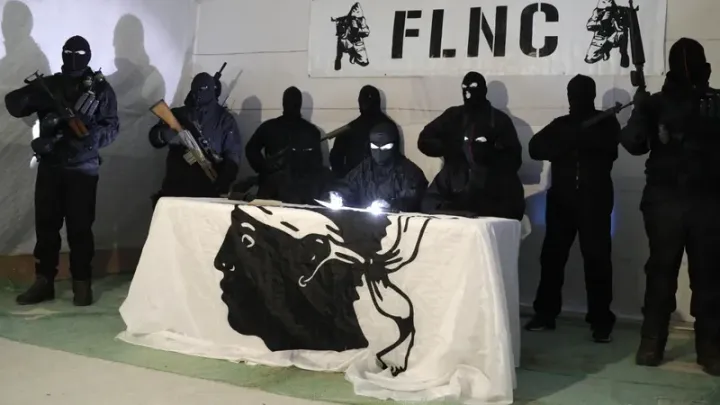 Corse: le FLNC rejette le projet d'autonomie et dénonce une "colonisation de peuplement"