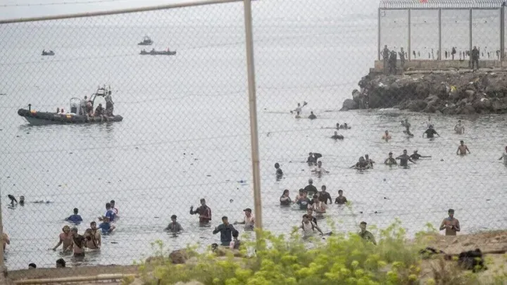 Spanja po e heton mundësinë e një tjetër kalimi masiv të migrantëve në Ceuta më 15 gusht