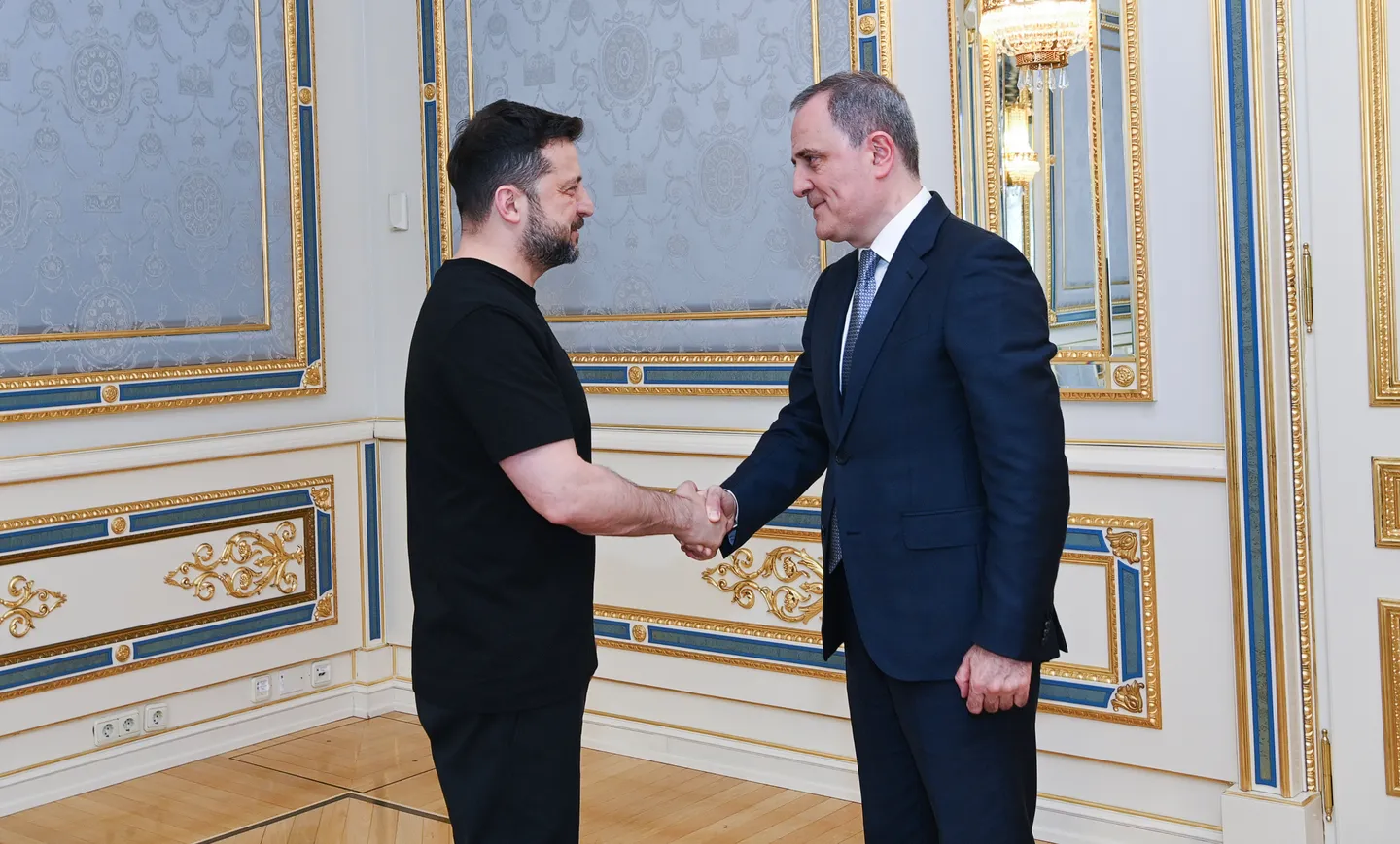 Зеленский поблагодарил Баку за помощь Украине