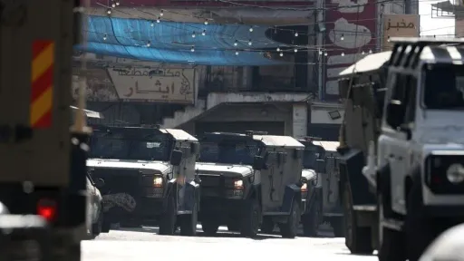 جيش الاحتلال الإسرائيلي ينسحب من مخيم قلنديا شمال القدس بعد عملية استمرت يومين وخلفت 51 إصابة