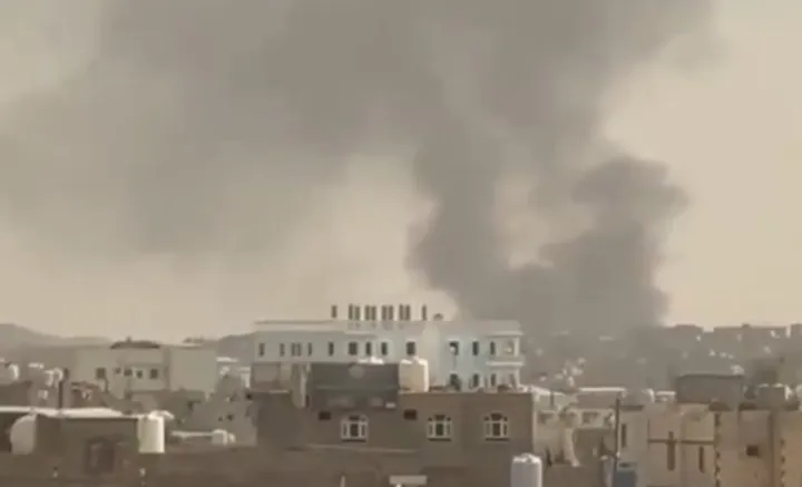 الحكومة اليمنية: الحوثيون استهدفوا مأرب بصواريخ ومُسيّرات.. وإسقاط أهداف بأجواء المدينة