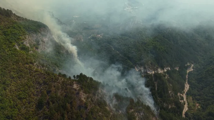 Helikopterët ushtarakë ndërhyjnë për shuarjen e zjarreve pyjore në Bosnjë e Hercegovinë