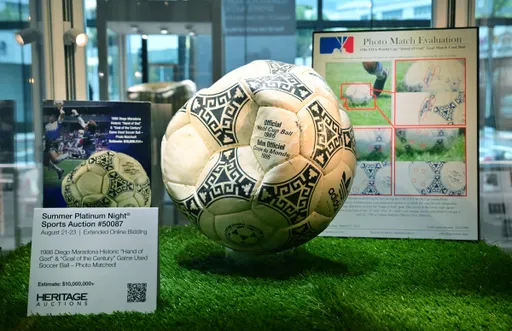 Lopta kojom je Maradona postigao "Božiju ruku" prodana za 2,87 miliona eura