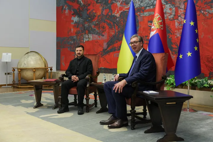 Presidenti i Ukrainës, Zelenskyy, u prit solemnisht në Beograd
