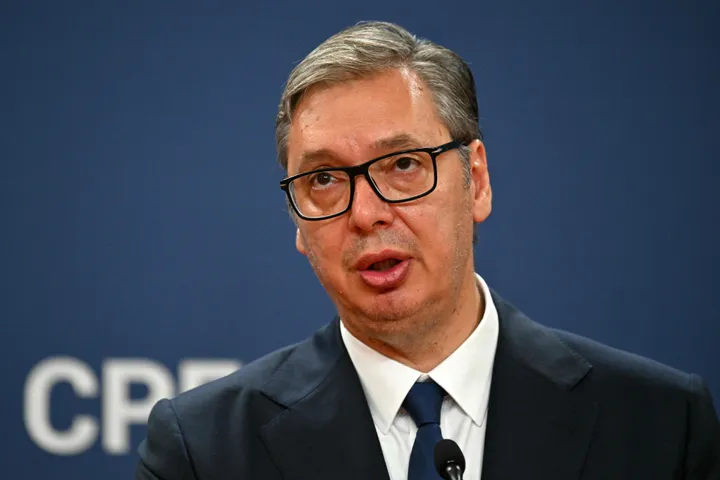 Presidenti serb përuron fabrikën për montimin e dronëve izraelitë