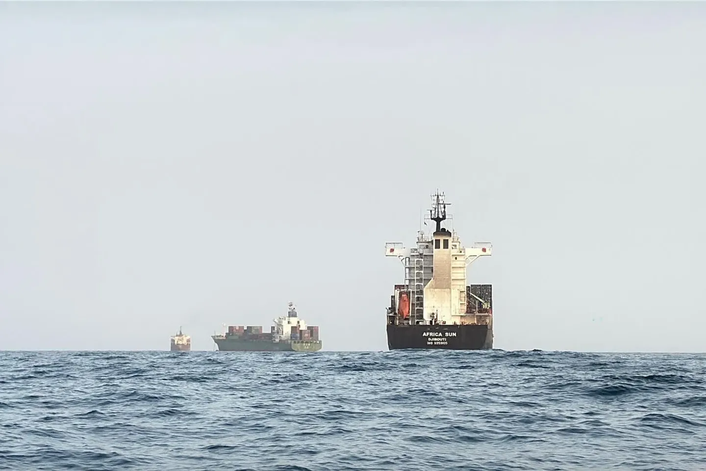 ОАЭ заявили о ракетной атаке Ирана на судно ADNOC в Ормузском проливе