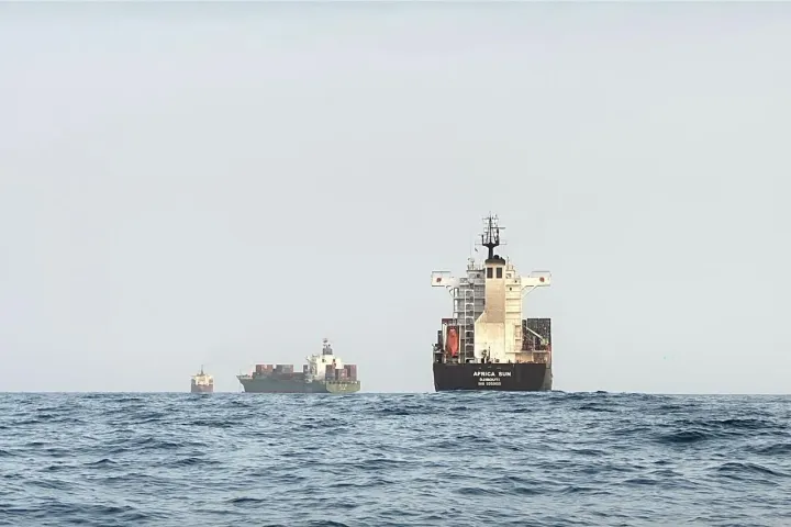 ОАЭ заявили о ракетной атаке Ирана на судно ADNOC в Ормузском проливе