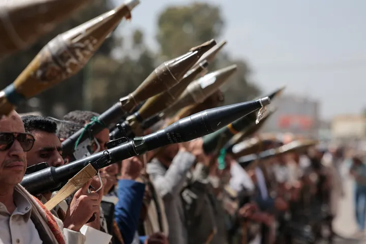 الحوثيون يجددون قصف مأرب ويطلقون صواريخ صوب البحر الأحمر