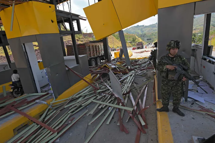 Colombia registra dos ataques con explosivos en el primer día de De la Espriella como presidente