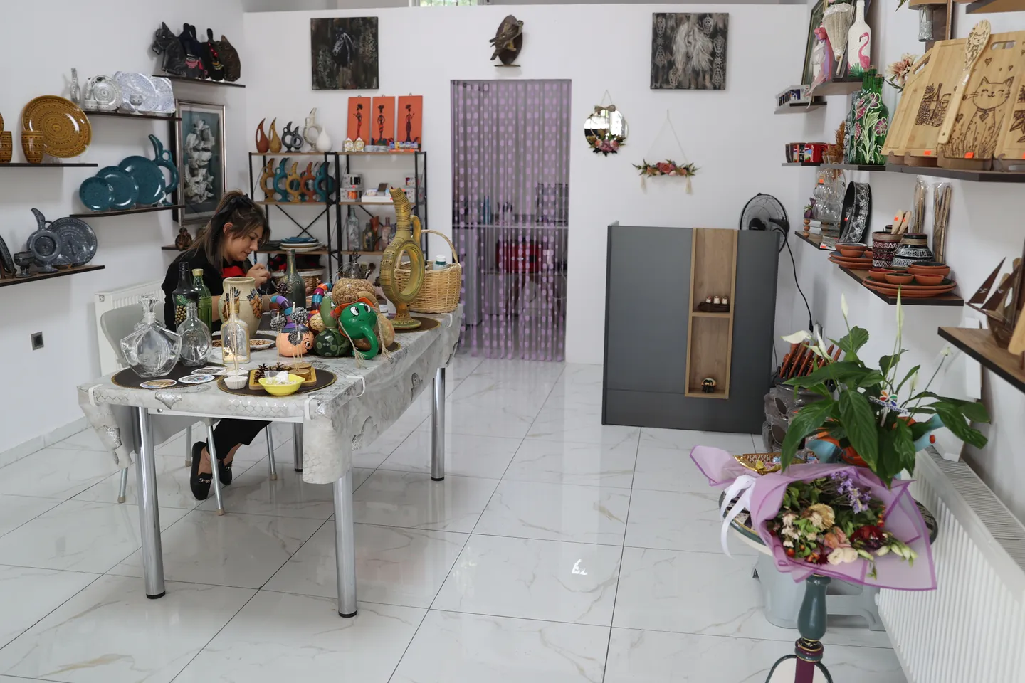 Kontribuon në buxhetin familjar me suvenire të bëra nga materiale të ricikluara