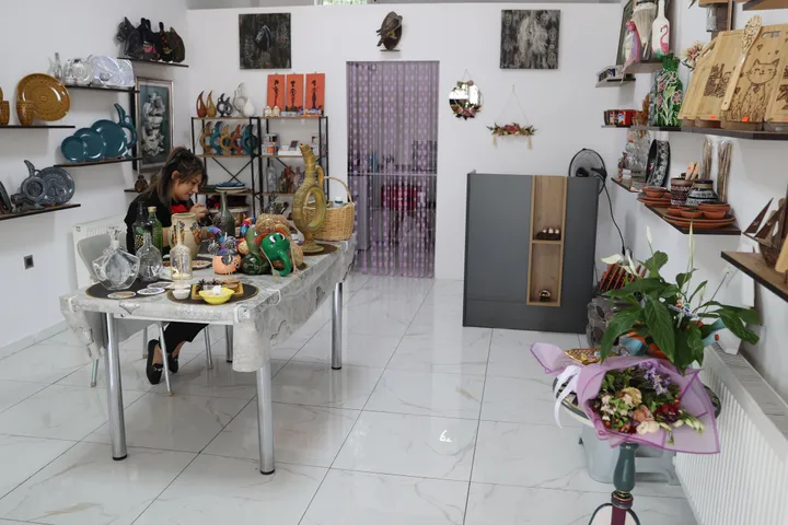 Kontribuon në buxhetin familjar me suvenire të bëra nga materiale të ricikluara