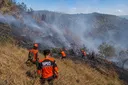 Kebakaran Bromo meluas, akses wisata ditutup dan pemadaman berlanjut