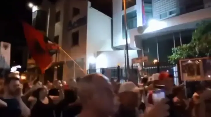 Protestuesit në Tiranë me brohoritje kundër Zelenskyyt pranë ambasadave të Ukrainës dhe Serbisë