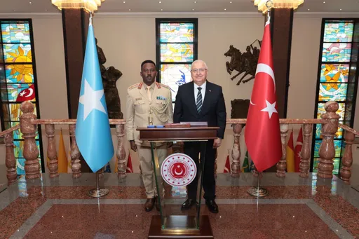 Le ministre de la Défense de Türkiye reçoit à Ankara le chef de l'armée somalienne