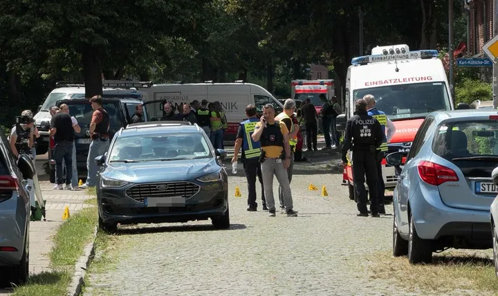 Duitse kinderbescherming neemt baby van vrouw na viraal video van agressief politieoptreden bij AZC