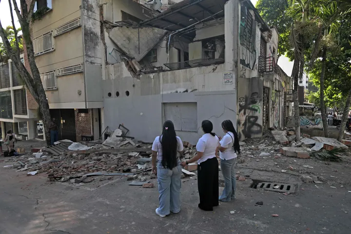 Powerful 7.4 quake rattles Colombia, neighbouring countries, collapses buildings