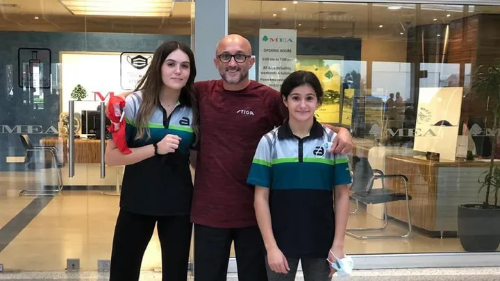 Bajo el asedio de Israel sobre el Líbano, dos hermanas logran brillar como promesa del tenis de mesa