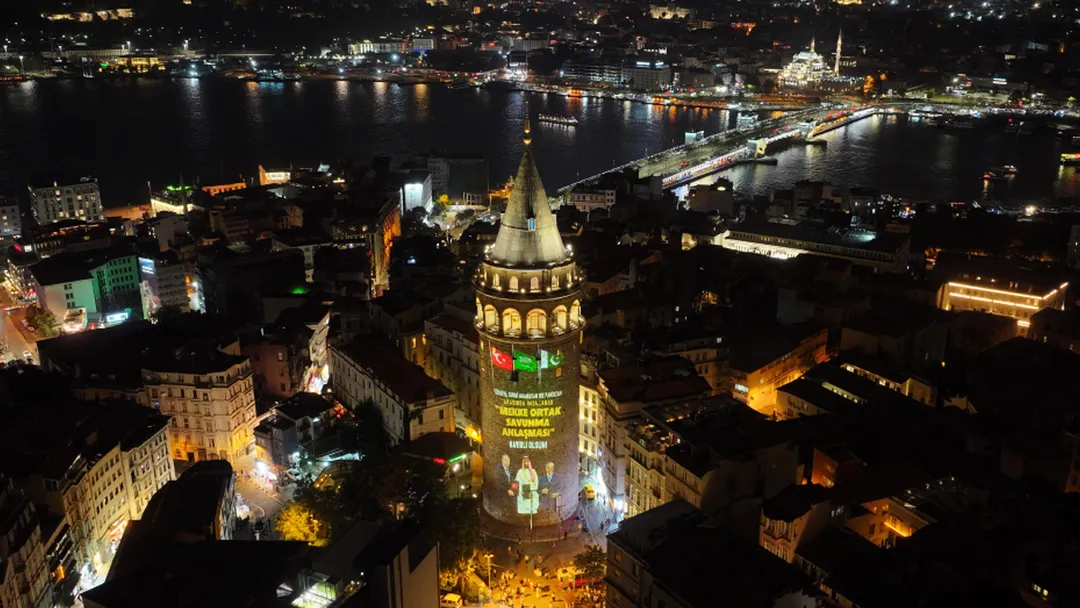 En fotos: lugares emblemáticos de Türkiye se iluminan con motivo del Acuerdo de La Meca