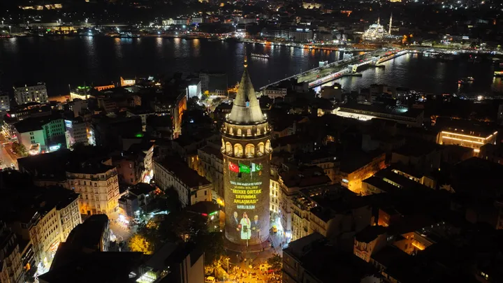 En fotos: lugares emblemáticos de Türkiye se iluminan con motivo del Acuerdo de La Meca