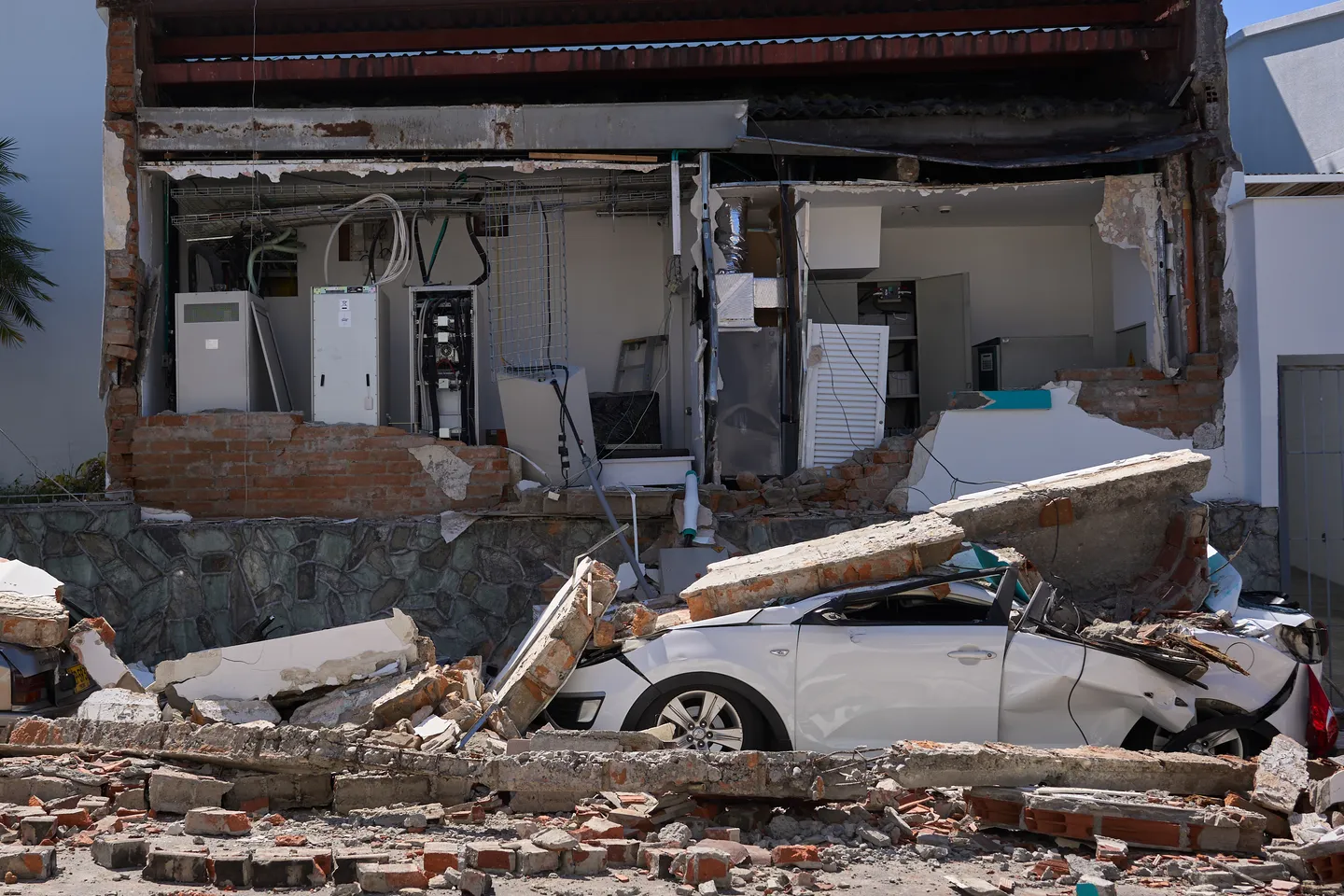 In pictures: Colombia reels from deadly earthquake