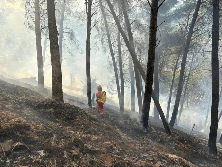 Situata me zjarret në Shqipëri, pesë vatra vijojnë aktive