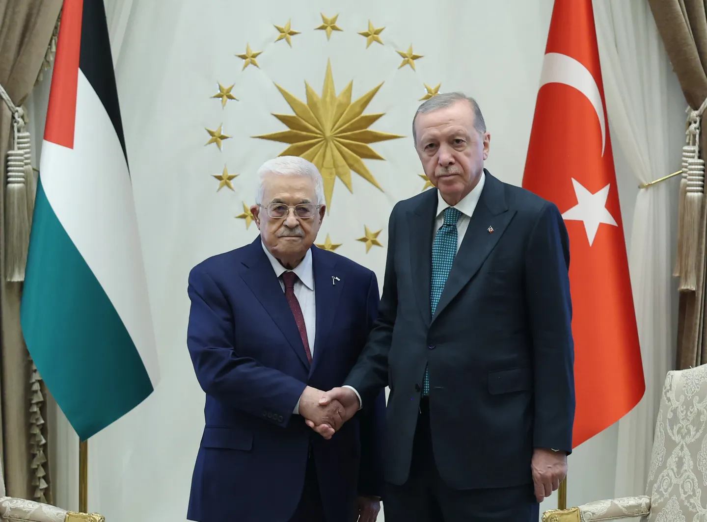 عباس يبدأ زيارة رسمية إلى تركيا ويلتقي أردوغان لبحث تطورات فلسطين