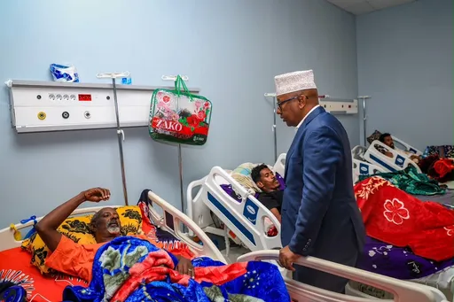 Wasiirka Gaashaandhigga oo Isbitaalka Muqdisho ku Booqday Askarta Dhaawacantay