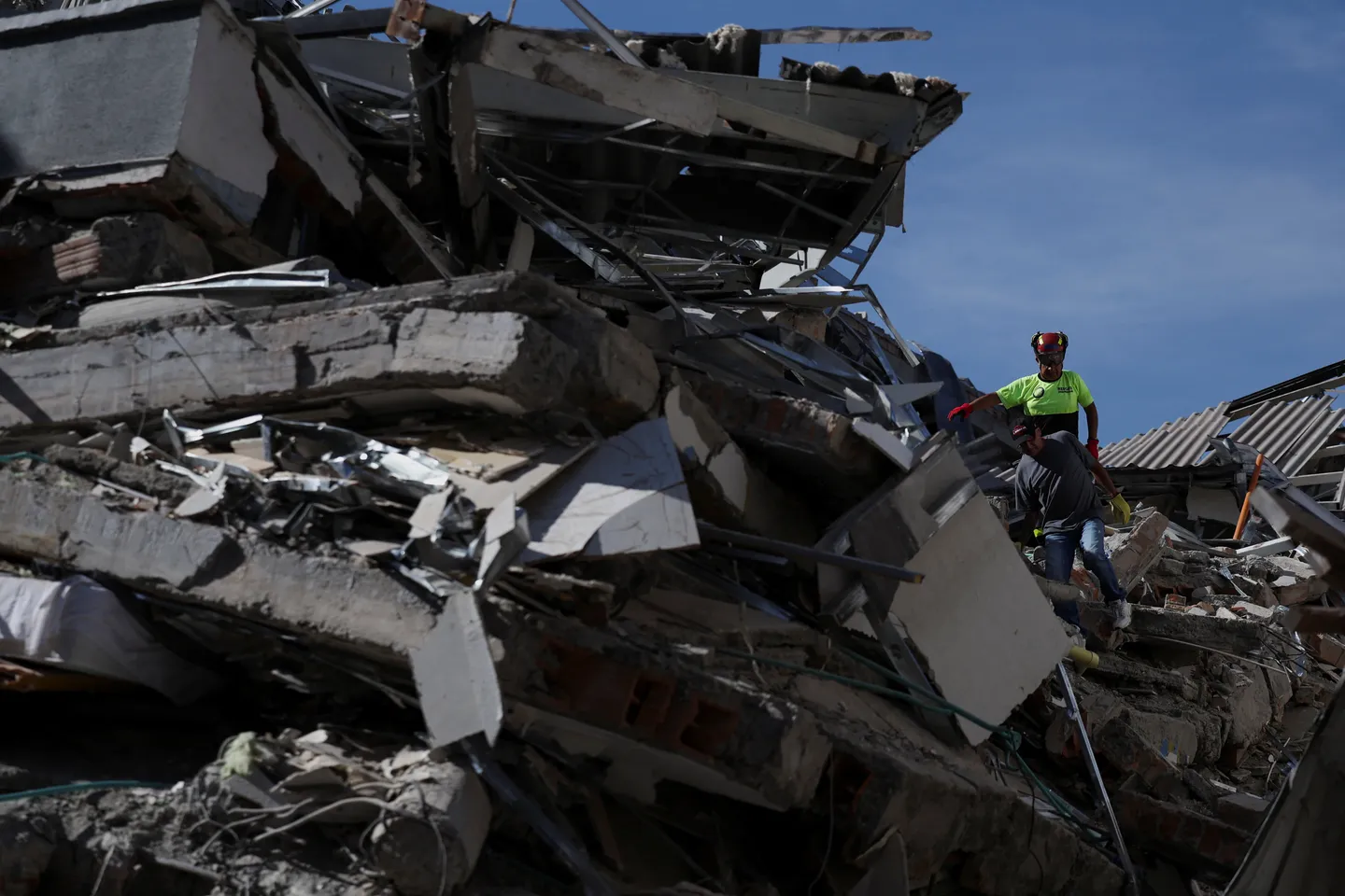 Race to find survivors as Colombia earthquake death toll climbs