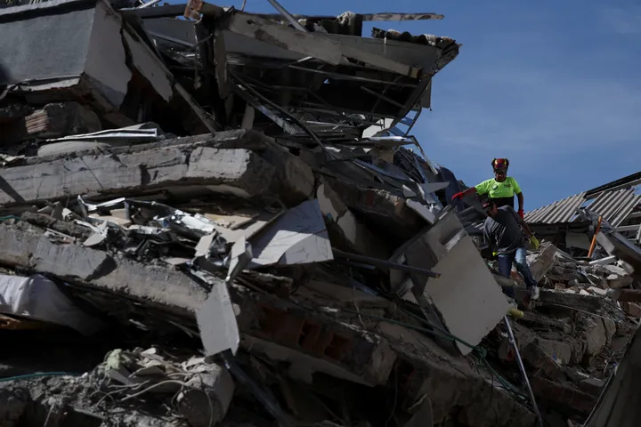 Race to find survivors as Colombia earthquake death toll climbs