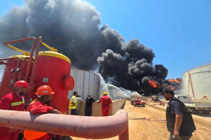 ليبيا.. توقف الإنتاج والتشغيل في 3 مواقع نفطية بعد إغلاق صمام خط شحن رئيسي