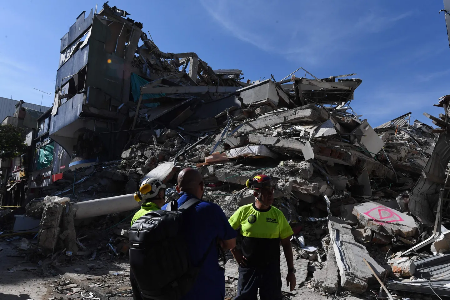 De la Espriella decreta emergencia económica y social en Colombia por terremoto que deja 319 muertos